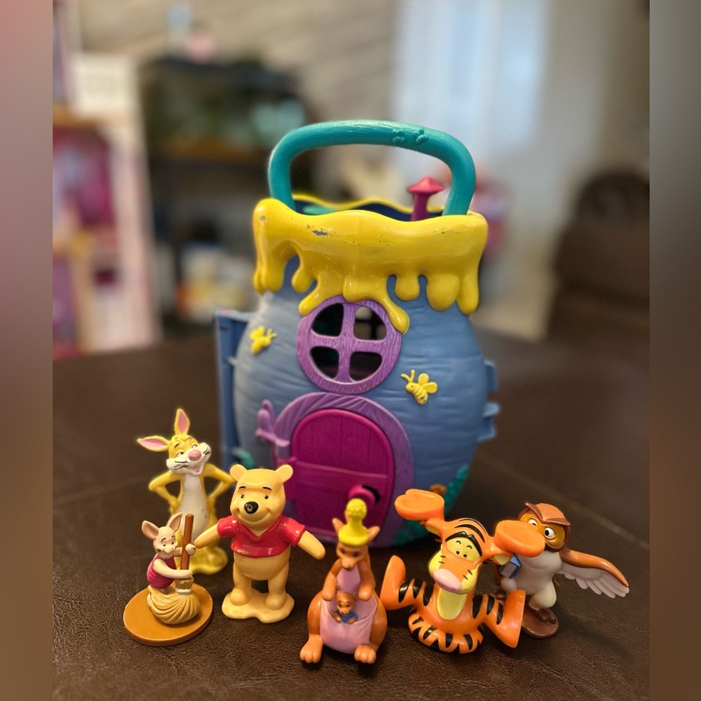 Vintage Winnie the Pooh honeypot treehouse